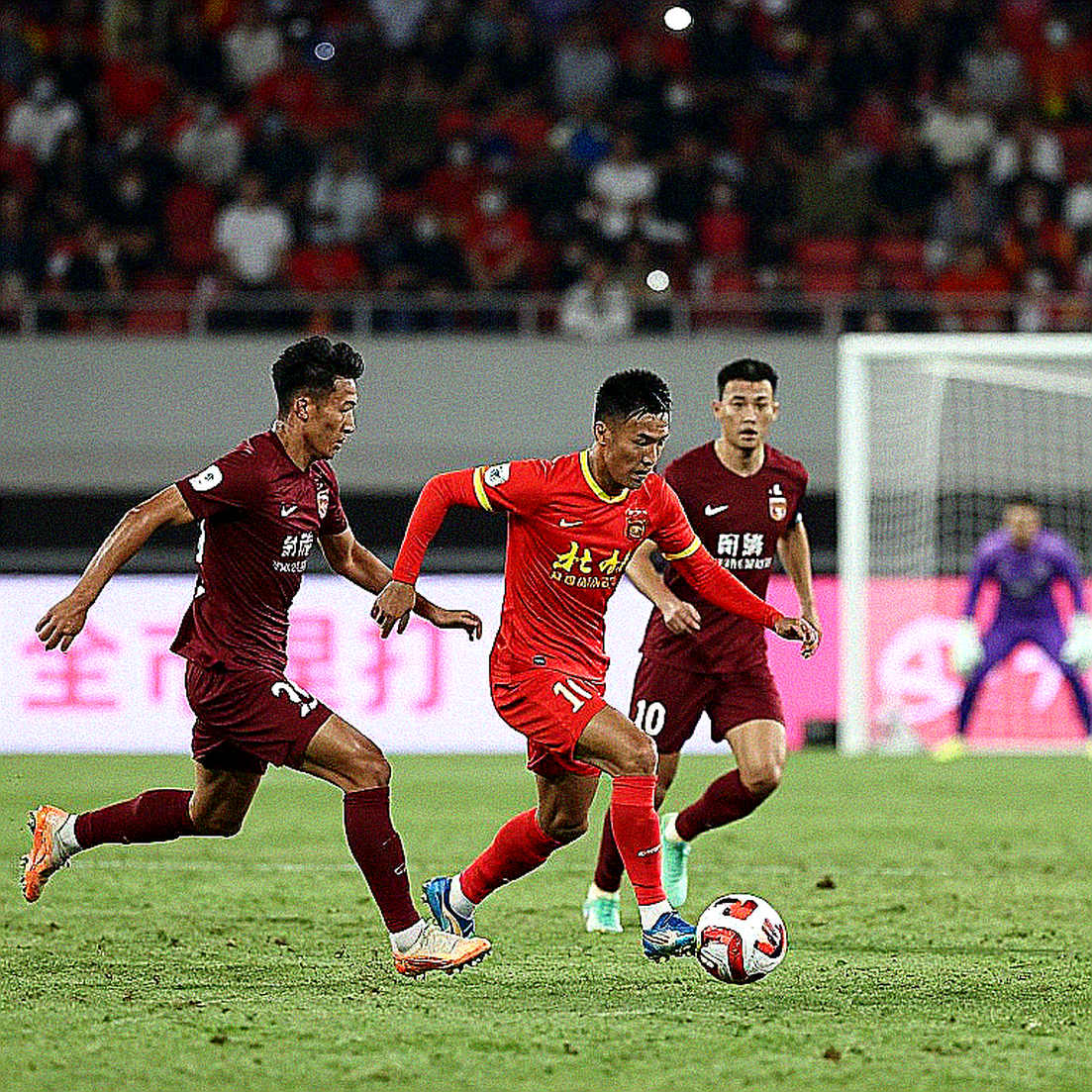 Kỳ chuyển nhượng V.League: hợp đồng được quyết bởi hạn ngạch ngoại binh và sổ sách của doanh nghiệp chủ sở hữu