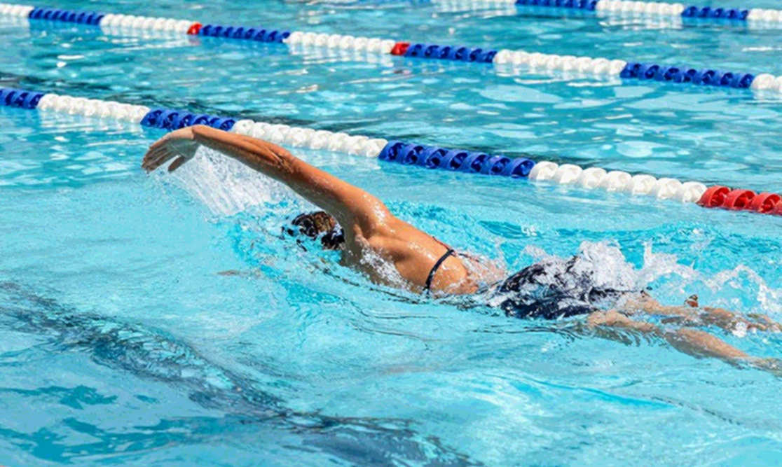 Caroline Bryan và Rutgers: đường cong 100m bướm đứng yên giữa một bản tin tuyển sinh