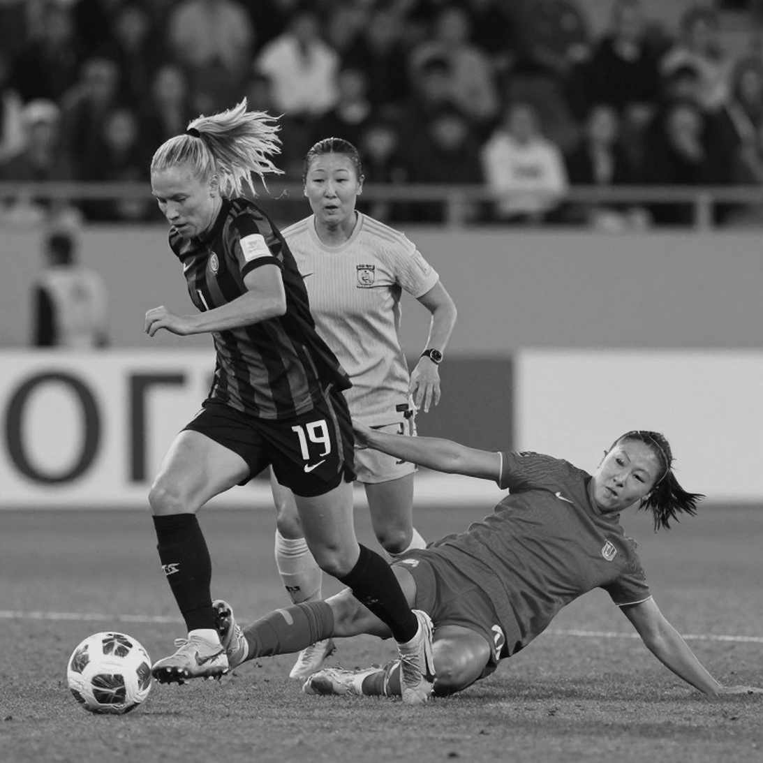 Bạo lực sân cỏ V-League: Khi trọng tài chỉ rút thẻ vàng cho hành vi đáng bị đuổi khỏi sân
