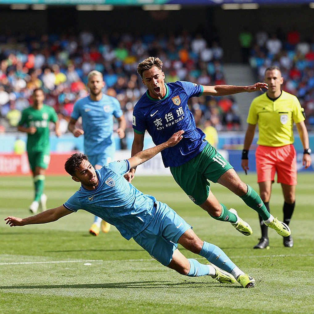Bạo lực sân cỏ V-League: Khi trọng tài chỉ rút thẻ vàng cho hành vi đáng bị đuổi khỏi sân Bạo lực sân cỏ V-League: Khi trọng tài chỉ rút thẻ vàng cho hành vi đáng bị đuổi khỏi sân