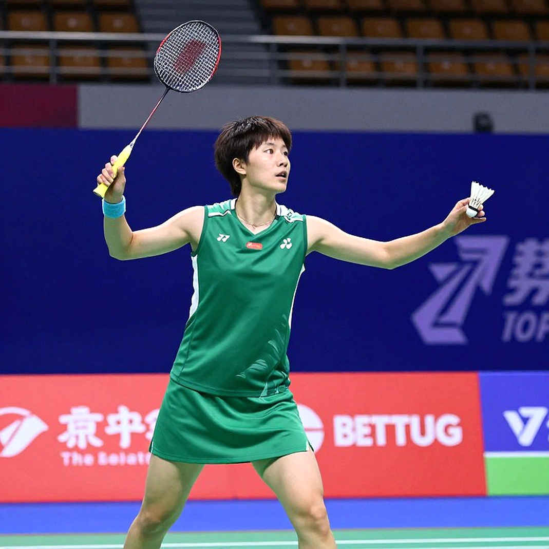 Sau Axelsen, cầu lông nam đứng trước một cánh cửa không khóa