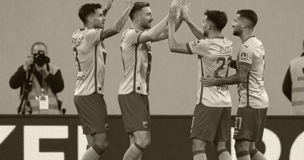 Lewis Hall ở lại Newcastle: Bản hợp đồng giữ người và trật tự mới của Premier League Lewis Hall ở lại Newcastle: Bản hợp đồng giữ người và trật tự mới của Premier League