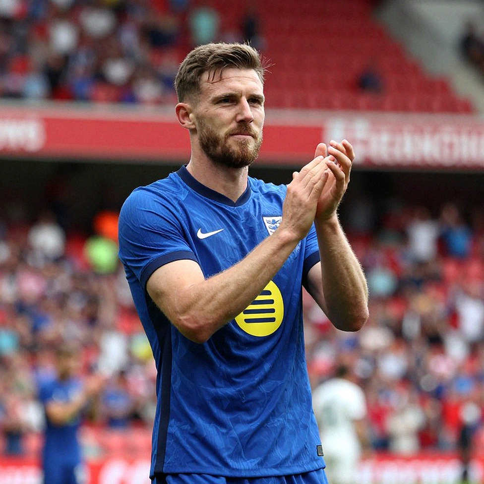 Manchester United: Cuộc khủng hoảng nằm ở phòng họp, không nằm ở đường biên