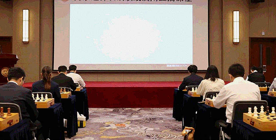 Bảng dữ liệu trống: lằn ranh giữa phân tích và hư cấu trong báo chí esports Việt Nam